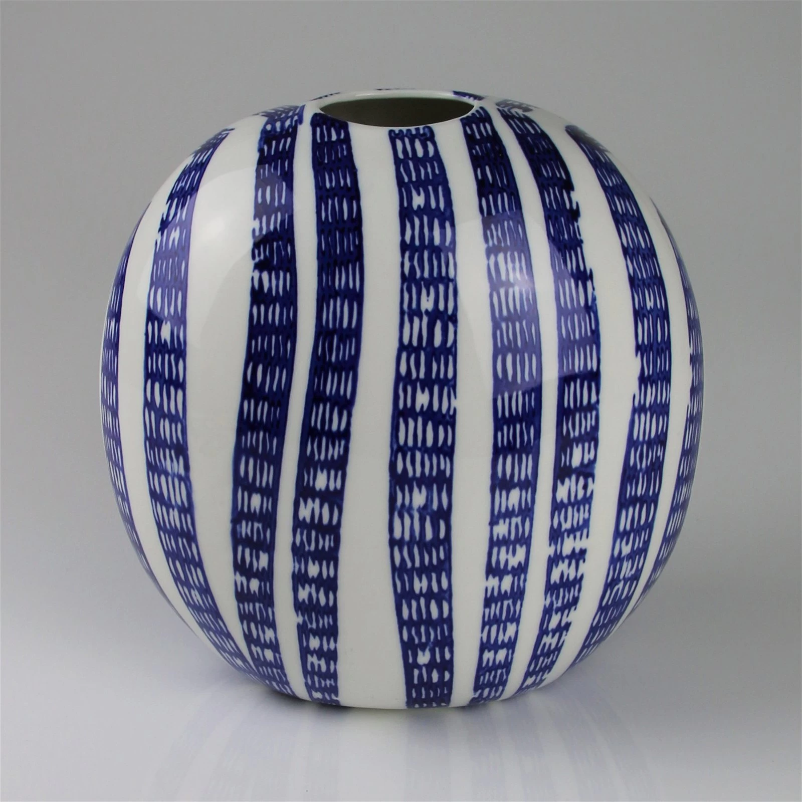 Keramikvase Mit Streifenmuster, Blau/weiß, H: 18 Cm 3 Keramikvase Mit Streifenmuster, Blau/weiß, H: 18 Cm