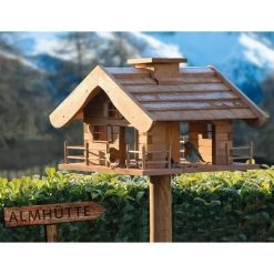 Vogelfutterhaus Almhütte Mit Liebevollen Details, Inkl. Ständer, FSC®, Ca. 56 X 46 X 35,5 Cm 16 Vogelfutterhaus Almhütte Mit Liebevollen Details, Inkl. Ständer, FSC®, Ca. 56 X 46 X 35,5 Cm -Fashion Garden Store 0910101340 Vogelfutterhaus Almhuette inkl Staender FSCca56x46x35 5cm 7 60494